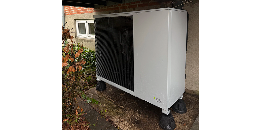 Outdoor unit ES M R290 at a residential installation at homeowner Kent Haar-Jørgensen in Denmark